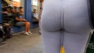 Candid brunette lady enormous butt in tight grey leggigns