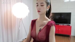 Bai Fumei 피아노 아름다움, 큰 가슴 범프 얇은 명주 그물 피아노 연주, 그녀를 너무 많이 섹스하고 싶어