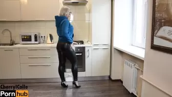 ATTRACTIVE TIGHT LEGGINGS AND LOVELY MEATY THIGHS