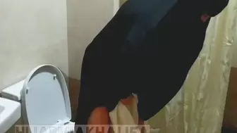 How Muslim Lady Pissing? Caught Piss in Toilet.