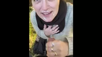 Une femme older suce dans les bois et se prend une ejac faciale