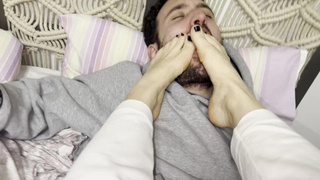 Le obligó a oler mis pies apestosos y le saco la leche rápido