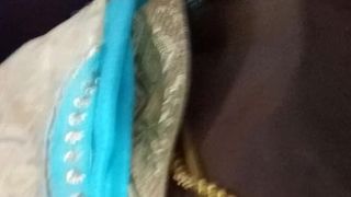 Tamil hot aunty sexy boobs cleavage in bus (wet)