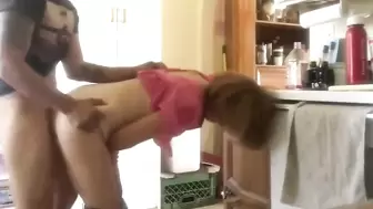 Sexo rapido en la cocina con un ama de casa