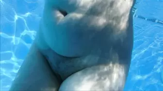 Curvy mature wife secretly filmed in swimming pool