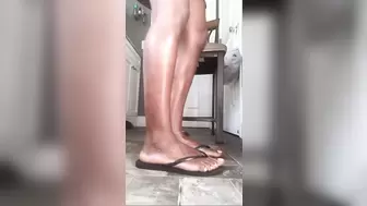 Ebony mature feet soles show flipflops