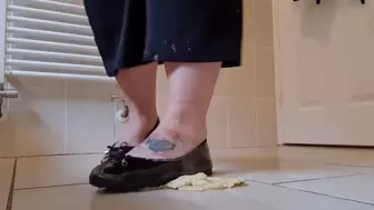 ATTRACTIVE MILF CRUSHING BANANA IN FLATS